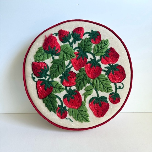 Vintage Embroidered Strawberry Round Throw Pillow Cream Handmade 60s Retro MCM - Picture 9 of 9